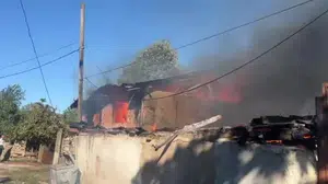 Mustafakemalpaşa'da konut yangını, alevler çevredeki yapılara sıçradı