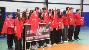 Fethiye'de yağışa rağmen 29 Ekim Cumhuriyet Bayramı coşkusu kapalı spor salonuna taştı