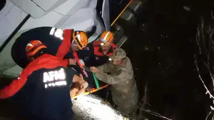 Elazığ-Diyarbakır karayolunda tır şarampole devrildi: 2 yaralı