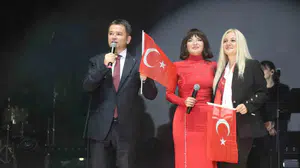 Osmangazi Meydanı'nda Göksel konseriyle Cumhuriyet coşkusu yaşandı