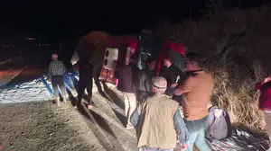 Karpuzlu-Çine karayolunda kum yüklü tır devrildi: 1 yaralı
