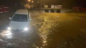 Muğla'da çöken yoldaki çukura düşen araç mahsur kaldı