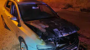 Mardin'in Kızıltepe ilçesinde park halindeki otomobilde yangın çıktı