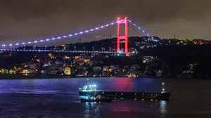 İstanbul Boğazı'nda 3 saatlik kilit: 139 metrelik dev gemi arızalandı