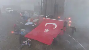 Türk bayrağı Kartepe'de elden ele zirveye taşındı