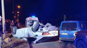 Kazada takla atan otomobil 2 tır sürücüsüne çarparak devrildi: 6 yaralı