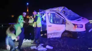 Manisa'da yağışlı yolda kontrolden çıkan otomobil takla attı: 4 yaralı