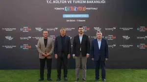 AK Parti Genel Sekreteri Eyyüp Kadir İnan ve Cemil Tugay İzmir Kültür Yolu Festivali sergilerini inceledi