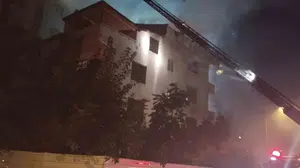 Kartal'da metruk binanın çatısı alev alev yandı
