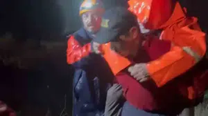 Bursa'da mantar toplarken kaybolan yaşlı çifti jandarma sırtında kurtardı