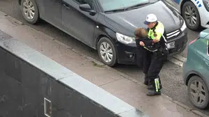 Samsun'da trafik kazasında yaralanan kadını yağmurdan koruyan polisin duyarlılığı