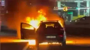 Kağıthane'de motor kısmında yangın çıkan otomobil küle döndü