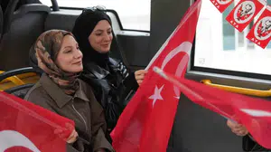 Düzce'de belediye otobüsünde yolculara 29 Ekim bando sürprizi