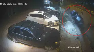 Antakya'da kontrolden çıkan otomobil park halindeki araca çarptı