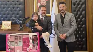 Temizlik işçilerini her akşam balkondan selamlayan minik Asel, belediyede ağırlandı