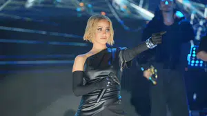 Derya Uluğ, İzmir Kültür Yolu Festivali'nde Gündoğdu Meydanı'nı dolduran binlerce müziksevere konser verdi