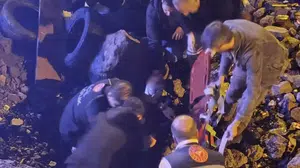 Muş'ta açık bırakılan kazı alanına düşen yaşlı adam hastaneye kaldırıldı