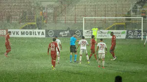 Ümraniyespor - Boluspor maçı yoğun yağmur nedeniyle yarıda kaldı