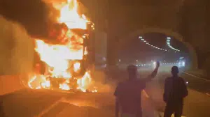 Seyir halindeki kamyonda yangın paniğe neden oldu