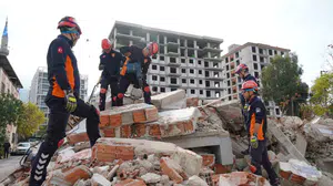 İzmir merkezli 6,7 büyüklüğündeki deprem senaryosu 3 ilde ekipleri harekete geçirdi