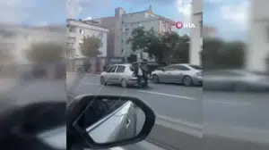 Avcılar'da otomobilin bagajında tehlikeli yolculuk yapıldı
