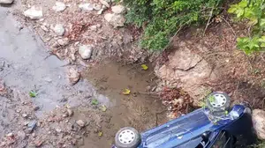 Aydın'da kontrolden çıkan otomobil dereye uçtu: 3 yaralı