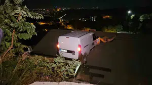 Sarıyer’de kontrolden çıkan hafif ticari araç evin çatısına uçtu, 1 yaralı