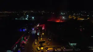 Adana'da sebze halindeki yangında 15 iş yeri yandı