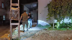 Plakasız motosikletle gelen şüpheli 1 kişiyi yaraladı