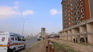Kahramanmaraş'ta inşaat önünde şüpheli ölüm: Hareketsiz yatan şahıs hayatını kaybetti