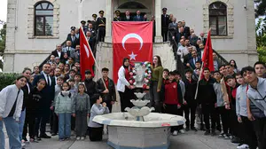 Manisa'da 98 yıllık Cumhuriyet karesi aynı noktada yeniden canlandırıldı