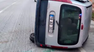 Karabük'te refüje çarpıp devrilen otomobildeki yolcu yaralandı