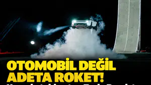 Otomobil değil adeta roket: Havada takla atan Tesla Roadster tanıtıldı
