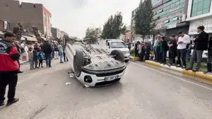 Diyarbakır'da kaldırıma çarpan otomobil takla attı: Sürücü yaralı