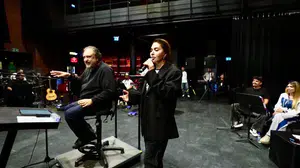 Ebru Yaşar Volkswagen Arena konserleri için 60 kişilik senfoni orkestrasıyla provada