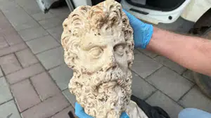 İzmir'de dev operasyon: 2 bin yıllık paha biçilemez Zeus başı ele geçirildi
