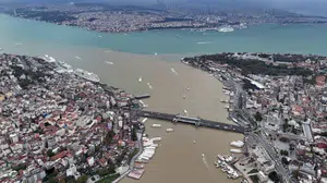 İstanbul valiliği'nden yeni uyarı: Şiddetli yağışın ardından Haliç'in rengi değişti