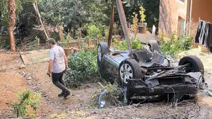 Beşiktaş'ta nefes kesen kaza: Park etmeye çalışırken bahçeye uçtu!