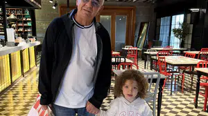 Zafer Algöz torunu Siena ile Nişantaşı'nda görüntülendi