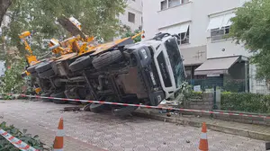 Kadıköy'de korku dolu anlar: Dev vinç 11 katlı binanın üzerine devrildi