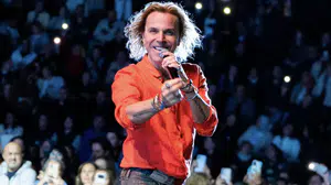Soner Arıca Misafir Şarkılar turnesinin ilk konserini İzmir'de verdi