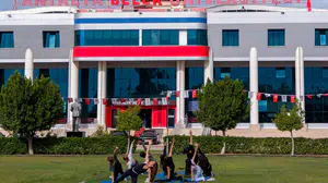Antalya Belek Üniversitesi kampüsünde açık havada yoga etkinliği düzenlendi