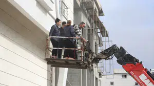 Mersin'de mobilya mağazasında korkutan yangın: 4 katlı bina duman altında kaldı