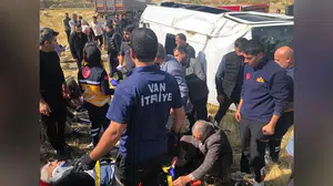 Van'da feci kaza: Yolcu minibüsü şarampole yuvarlandı, çok sayıda yaralı var