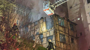 Alev alev yanan iki katlı ahşap metruk bina küle döndü