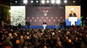 Arnavutluk’ta hükümet karşıtı protesto: Başbakanlık binasına molotofkokteyli saldırı