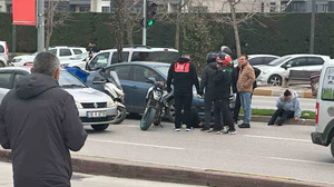 Balıkesir’de otomobil, motosiklete çarptı; 1 yaralı