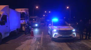 Büyükçekmece TEM Otoyolu’nda tır devrildi: 1 yaralı