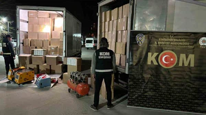 Eskişehir’de 5 milyon 800 bin makaron ve kilolarca kaçak tütün ele geçirildi