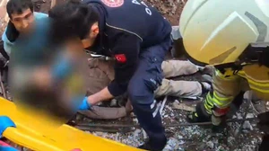 İnşaatta başına demir saplanan işçi ağır yaralandı